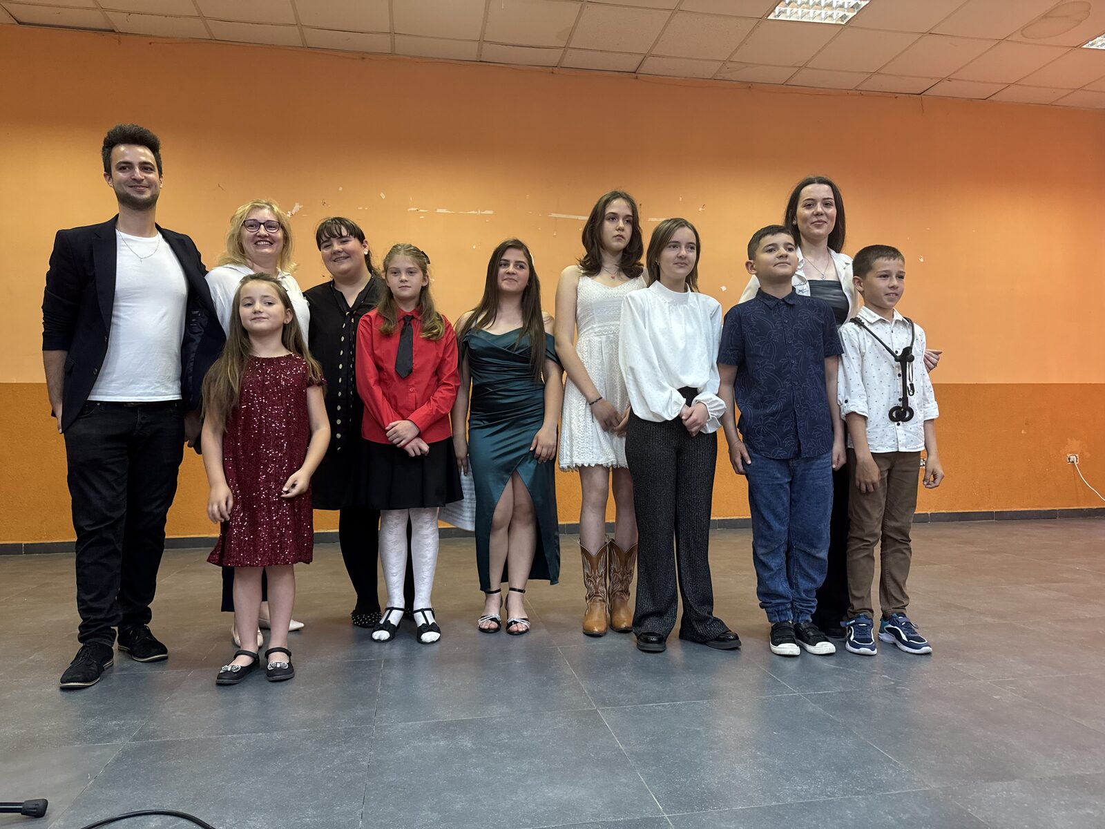 Moment de pe scenă la un concert al academiei 17